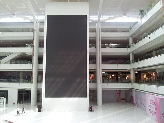 遼寧沈陽皇城國際商貿(mào)城P5室內全彩LED顯示屏由上海智彩科技承制、安裝